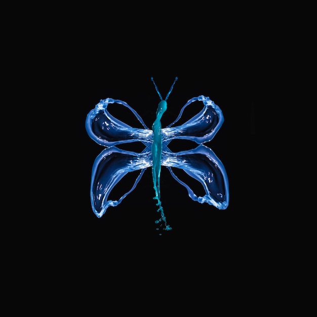Spruzzi di liquido formando farfalla su sfondo scuro