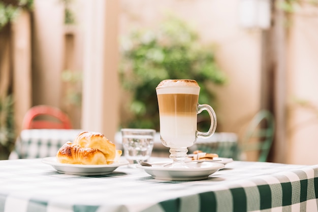 Spuntino al caffè e croissant