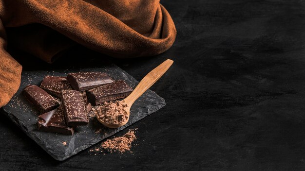 Spuntino delizioso del cioccolato dell'angolo alto con lo spazio della copia