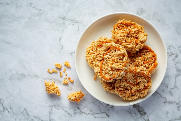 Spuntino tailandese; KAO TAN o cracker di riso in una ciotola bianca