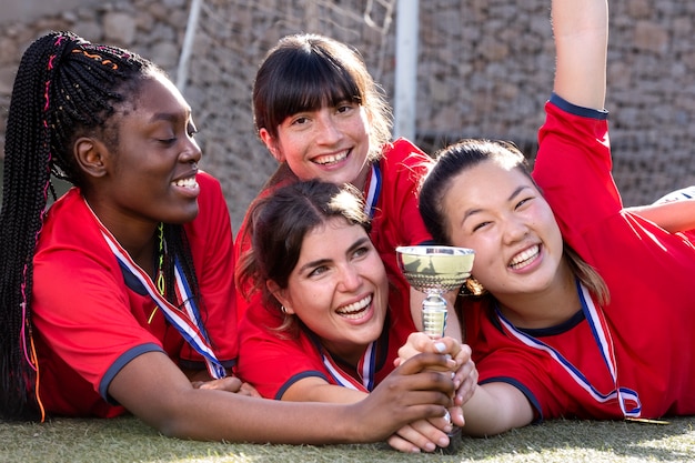 Squadra che festeggia la vittoria della coppa d'argento