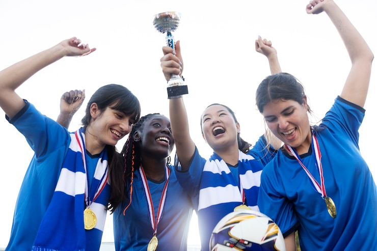 Foto gratuito squadra che festeggia la vittoria della coppa d'argento