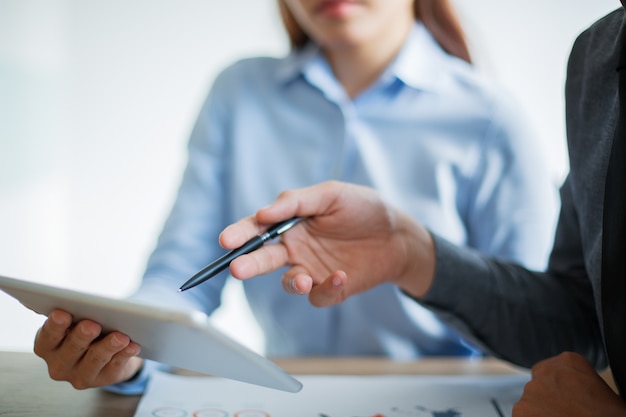 squadra di affari che discute informazioni sul touchpad