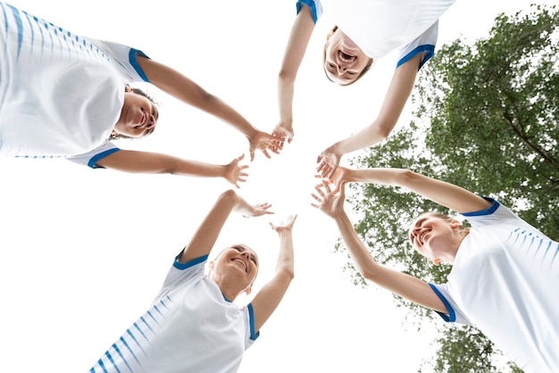 Squadra di calcio femminile di vista dal basso