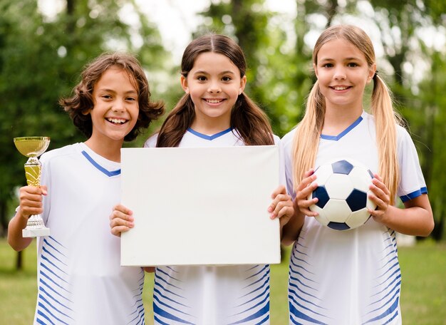 Squadra di calcio vincente che tiene una carta vuota