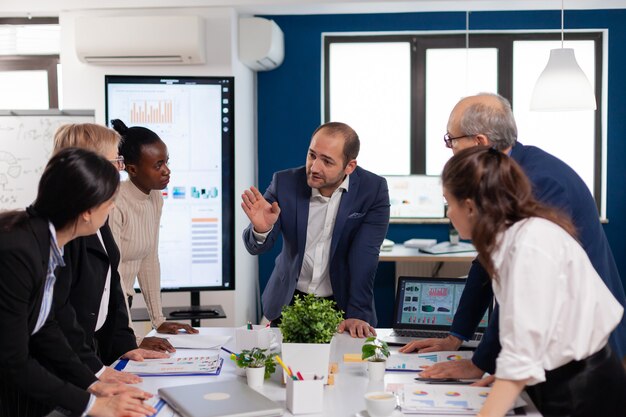 Squadra di diversi imprenditori di colleghi di società startup che si incontrano in un ambiente di lavoro professionale