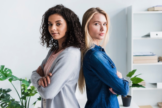 Squadra di impiegati femminile etnica e bionda assicurata