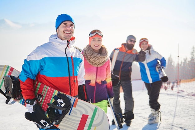 Squadra di snowboard sulla pista da sci