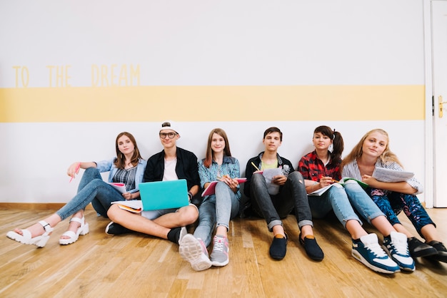 Squadra di studenti che presentano in classe