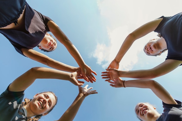 Squadra femminile che un le mani