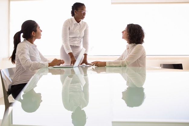 Squadra femminile di affari che discute progetto nell'auditorium