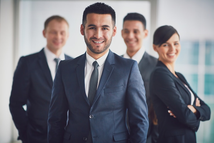 Foto gratuito squadra sicura di affari con il leader