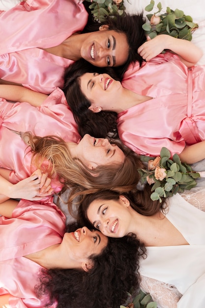 Squadra sposa che festeggia prima del matrimonio