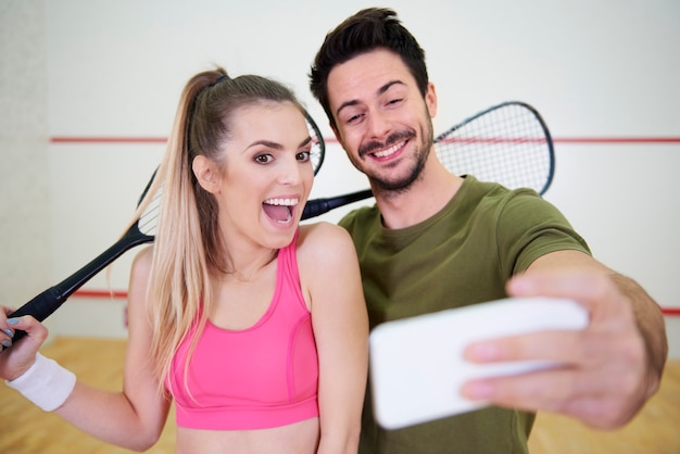 Squash amici che si fanno un selfie in campo