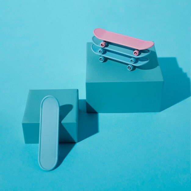 Stack di skateboard su sfondo blu