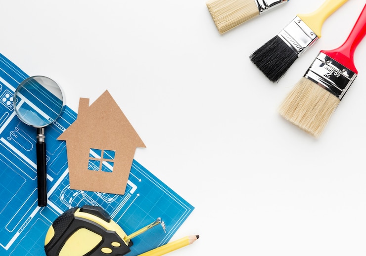 Foto gratuito stampa blu di una casa e pennelli