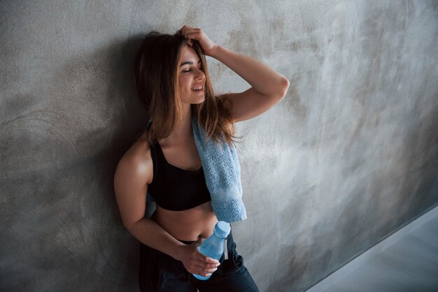 Stanco ma felice. Foto della splendida donna bionda in palestra durante il fine settimana