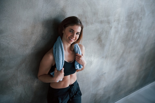 È stato un bel allenamento. Foto della splendida donna bionda in palestra durante il fine settimana