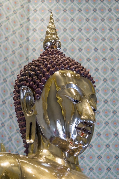 Statua del Buddha realizzata in oro