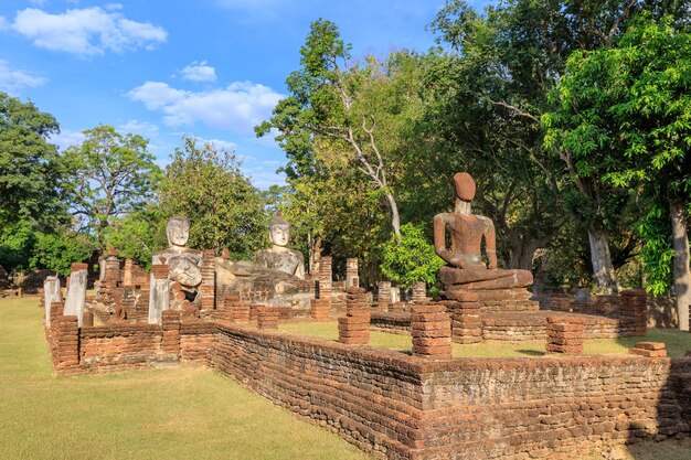 Statua del Buddha seduto al tempio di Wat Phra Kaeo nel parco storico di Kamphaeng Phet, patrimonio mondiale dell'UNESCO