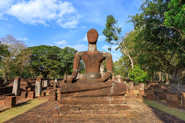 Statua del Buddha seduto al tempio di Wat Phra Kaeo nel parco storico di Kamphaeng Phet, patrimonio mondiale dell'UNESCO