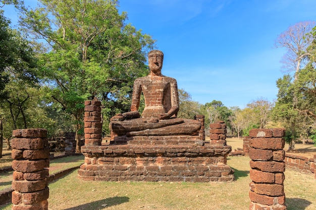 Statua del Buddha seduto al tempio di Wat Sing nel parco storico di Kamphaeng Phet, patrimonio mondiale dell'UNESCO