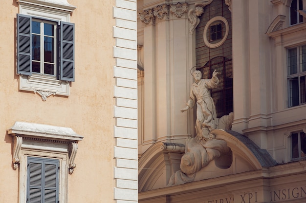 Statua di Roma sulla strada