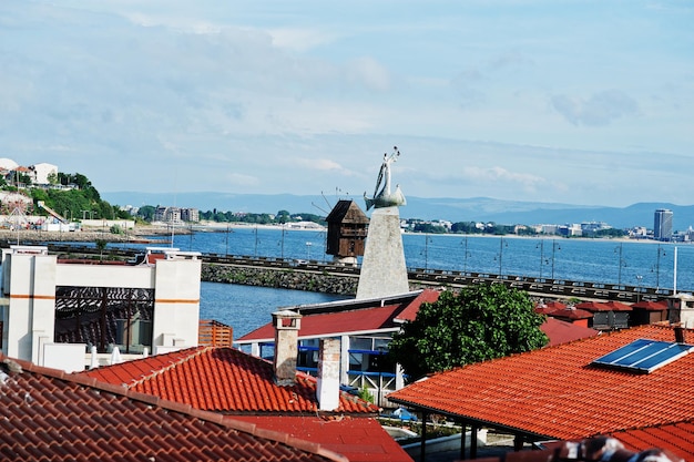 Statua di San Nicola con mulino a vento nella città vecchia L'antica città di Nesebar Bulgaria