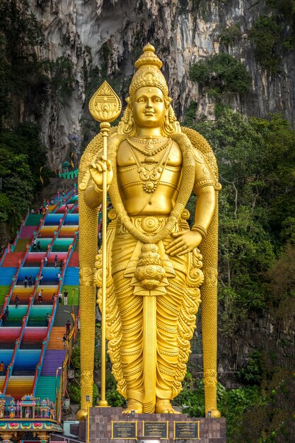 Statua dorata alle grotte di Batu a Kuala Lumpur