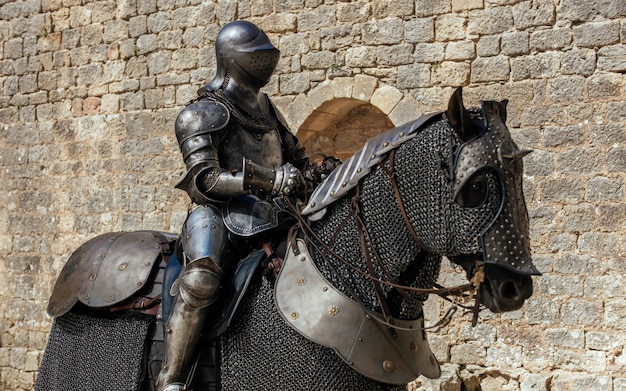 Statua in metallo di un soldato seduto sul cavallo