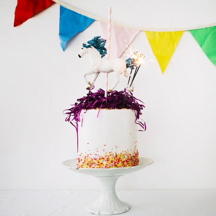 Foto gratuito statuetta di cavallo sulla torta