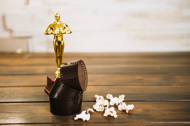 Statuetta di Oscar, film e popcorn