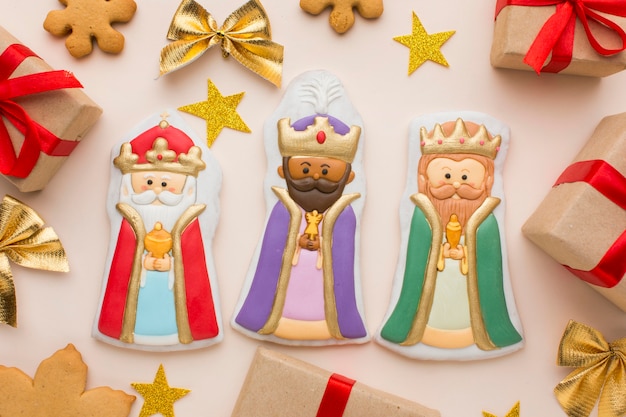 Statuette commestibili di biscotti della famiglia reale con stelle e regali