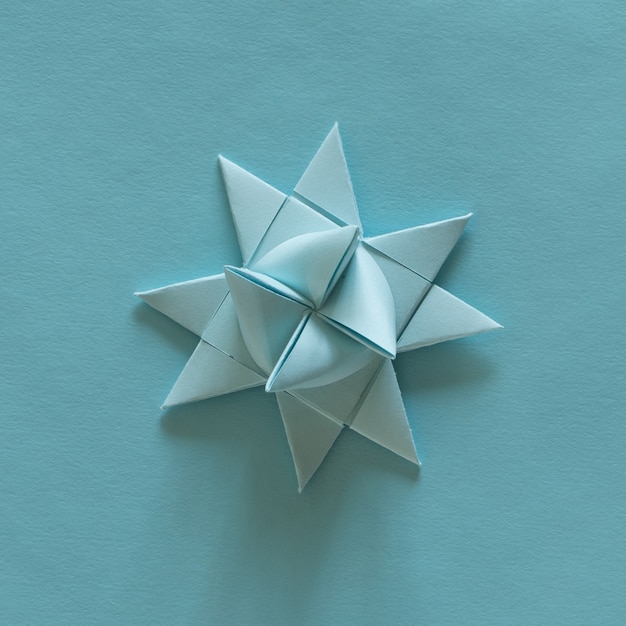 Stelle 3D origami, azzurro, su sfondo azzurro. Concetto di decorazione. Ornamento. Arte e artigianato della carta moderna.