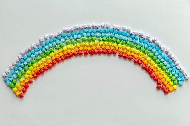 Stelle colorate origami che formano uno sfondo arcobaleno