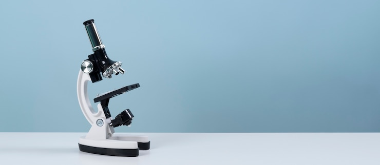 Foto gratuito stendardo scientifico minimalista con microscopio