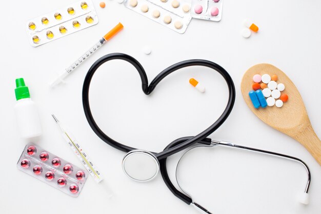 Stetoscopio e pillole mediche con la siringa