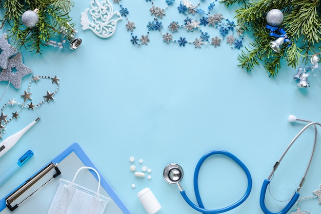 Stetoscopio, termometro, appunti in bianco e decorazioni natalizie