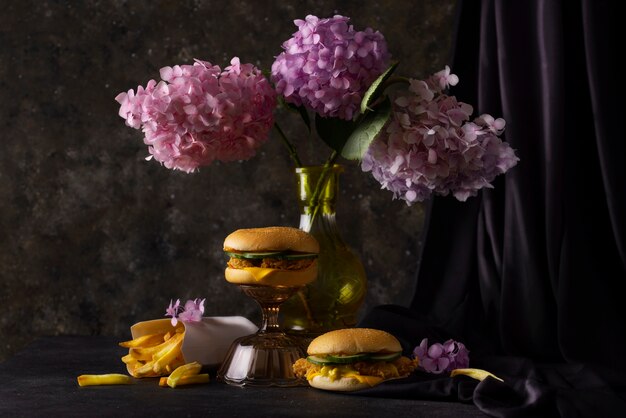 Stile barocco con fiori e cibo