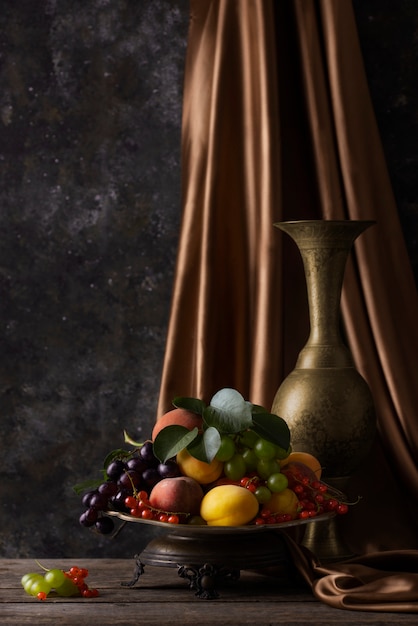 Stile barocco con frutta e vaso