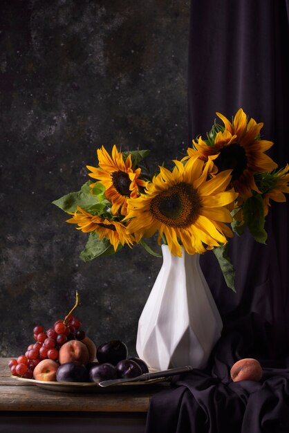 Stile barocco con girasoli con frutta