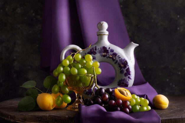 Stile barocco con uva e pesche