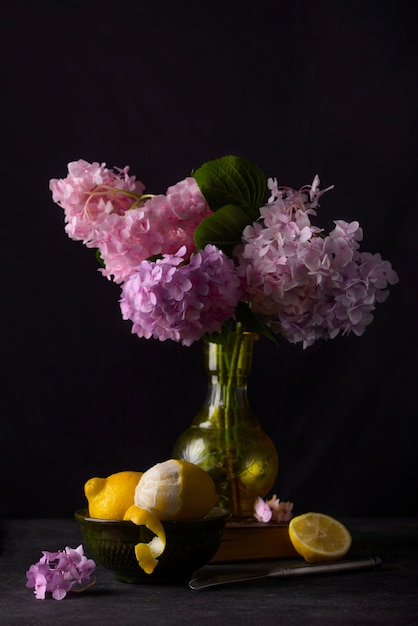 Stile barocco con vaso di fiori rosa