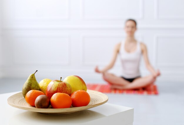 Stile di vita. Bella ragazza durante l'esercizio di yoga