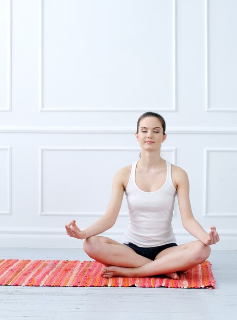 Stile di vita. Bella ragazza durante l'esercizio di yoga