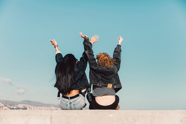 Stile di vita dei giovani amici all'aperto