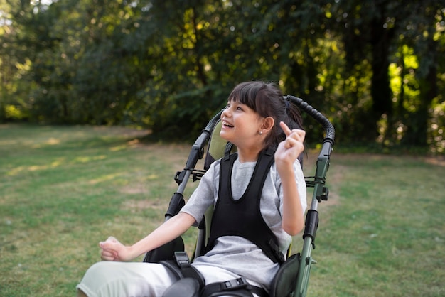 Stile di vita del bambino in sedia a rotelle