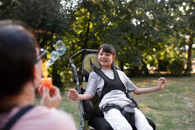 Stile di vita del bambino in sedia a rotelle