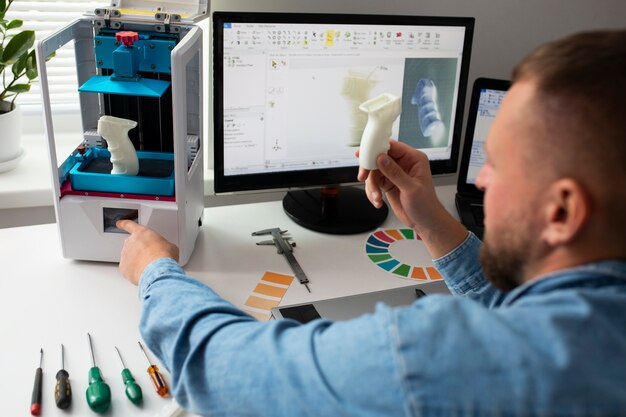 Stile di vita del designer che usa una stampante 3D