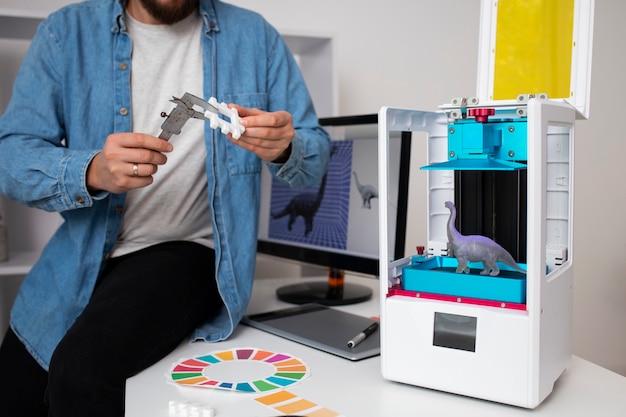 Stile di vita del designer che usa una stampante 3D